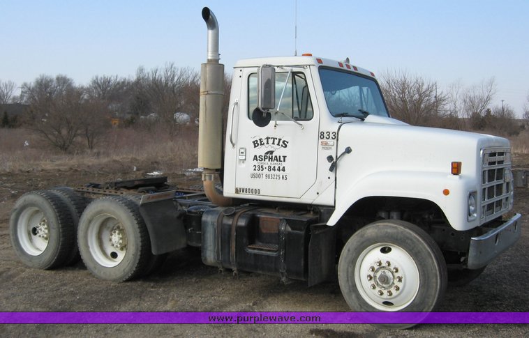 image for item 1029 1985 International F2575 semi truck