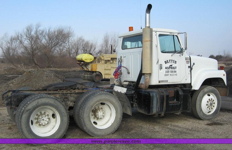 image for item 1029 1985 International F2575 semi truck