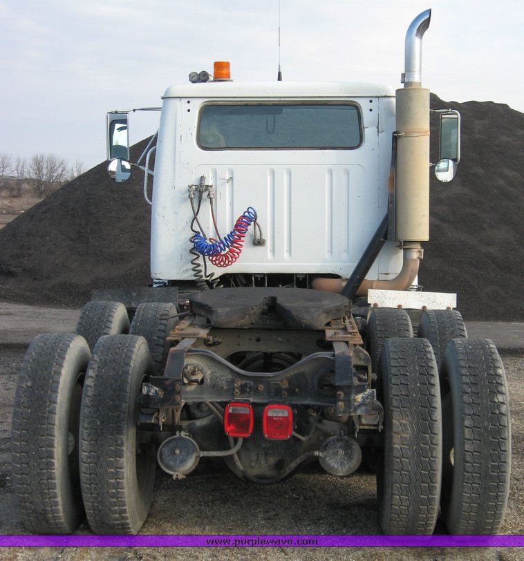 image for item 1029 1985 International F2575 semi truck