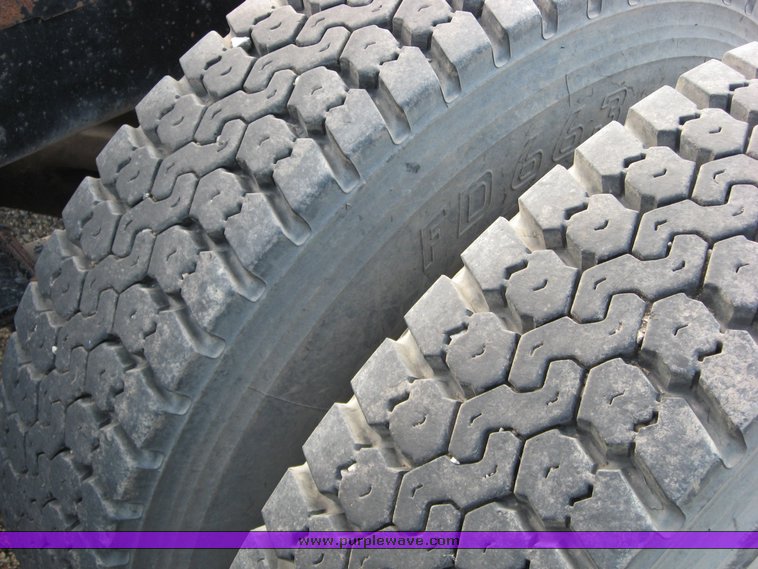 image for item 1029 1985 International F2575 semi truck