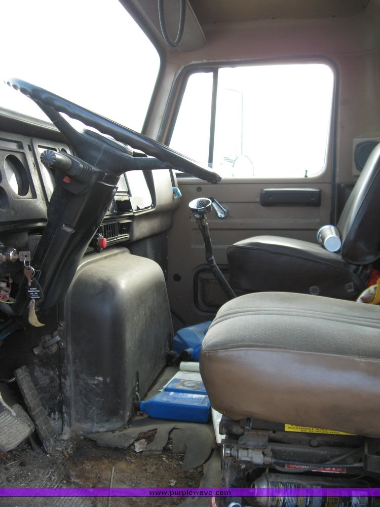 image for item 1029 1985 International F2575 semi truck