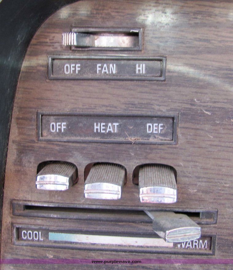 image for item 3106 1977 Jeep Wagoneer