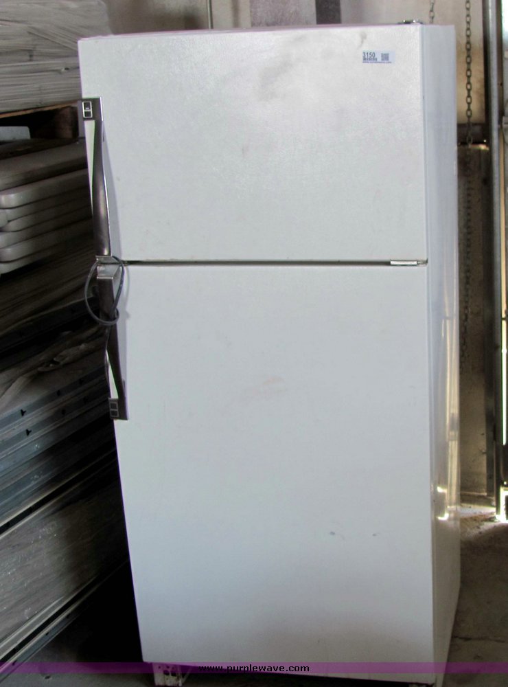 (2) refrigerators in Wichita, KS Item 3150 sold Purple Wave