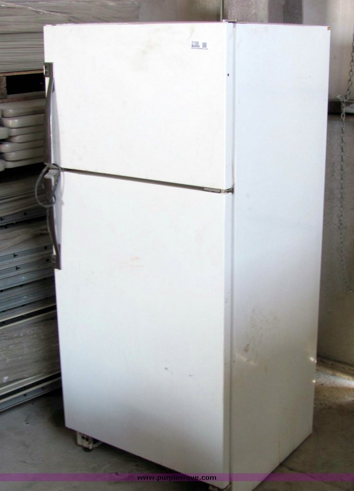 (2) refrigerators in Wichita, KS Item 3150 sold Purple Wave