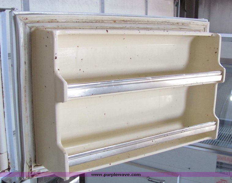 (2) refrigerators in Wichita, KS Item 3150 sold Purple Wave