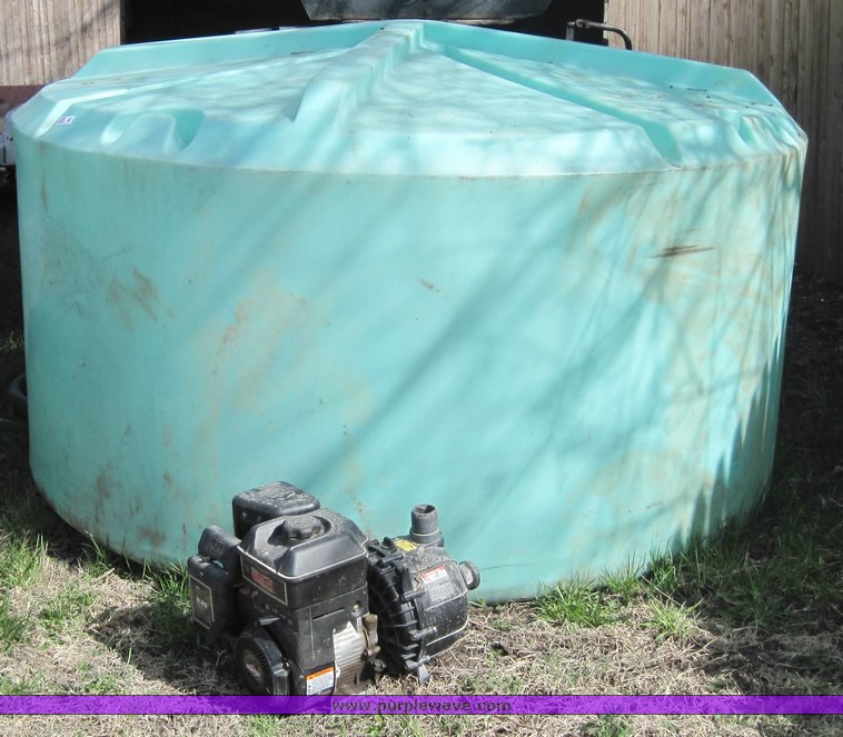 image for item 4591 1,050 gallon poly tank