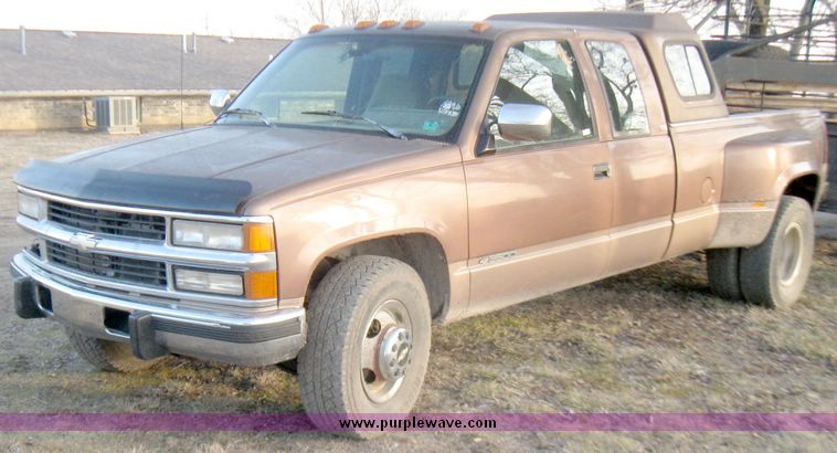 image for item 5528 1994 Chevrolet 3500 pickup truck