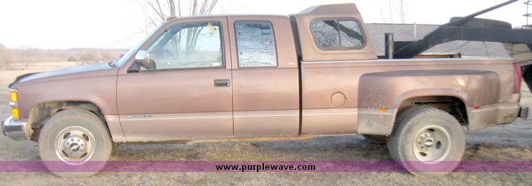 image for item 5528 1994 Chevrolet 3500 pickup truck
