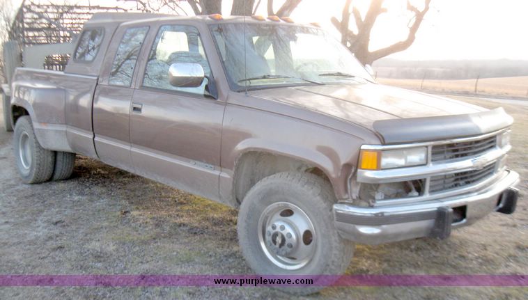 image for item 5528 1994 Chevrolet 3500 pickup truck