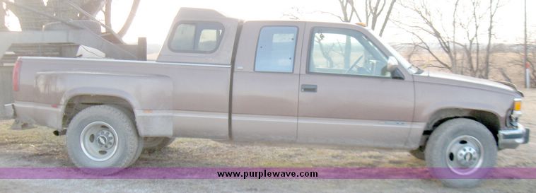 image for item 5528 1994 Chevrolet 3500 pickup truck