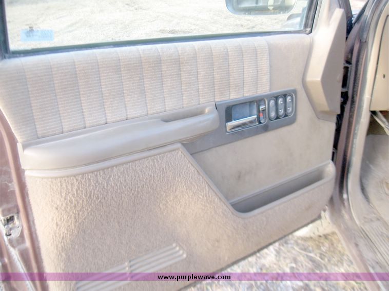 image for item 5528 1994 Chevrolet 3500 pickup truck