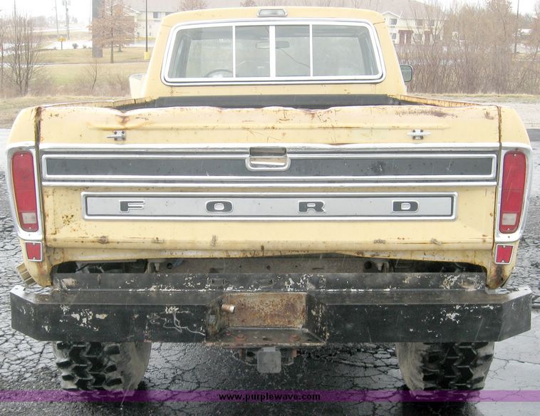 image for item 5586 1975 Ford F250 Ranger XLT super cab pickup truck