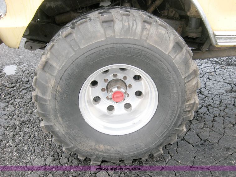 image for item 5586 1975 Ford F250 Ranger XLT super cab pickup truck