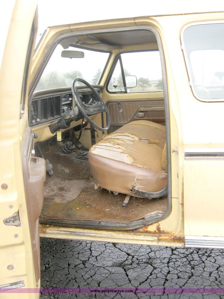 image for item 5586 1975 Ford F250 Ranger XLT super cab pickup truck