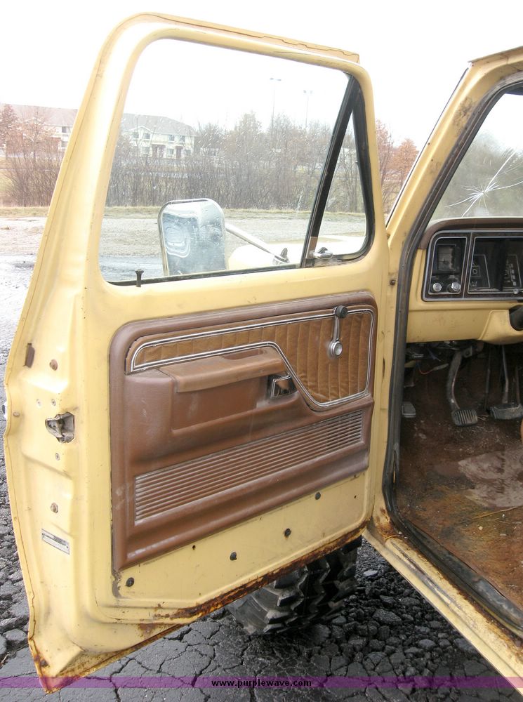 image for item 5586 1975 Ford F250 Ranger XLT super cab pickup truck