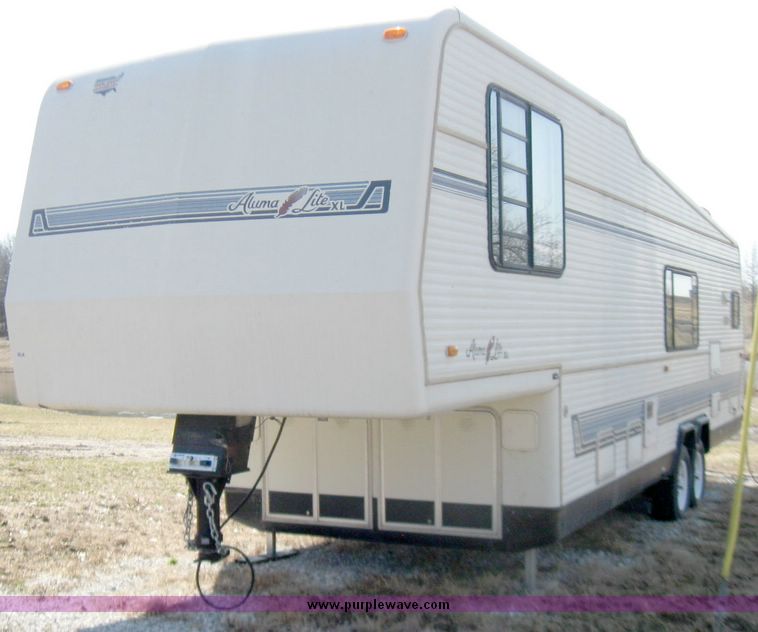 image for item 5702 1990 AlumaLite Xl camper
