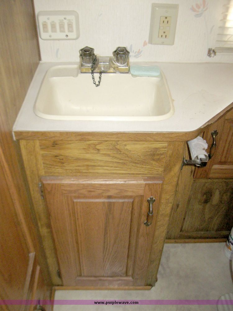 image for item 5702 1990 AlumaLite Xl camper