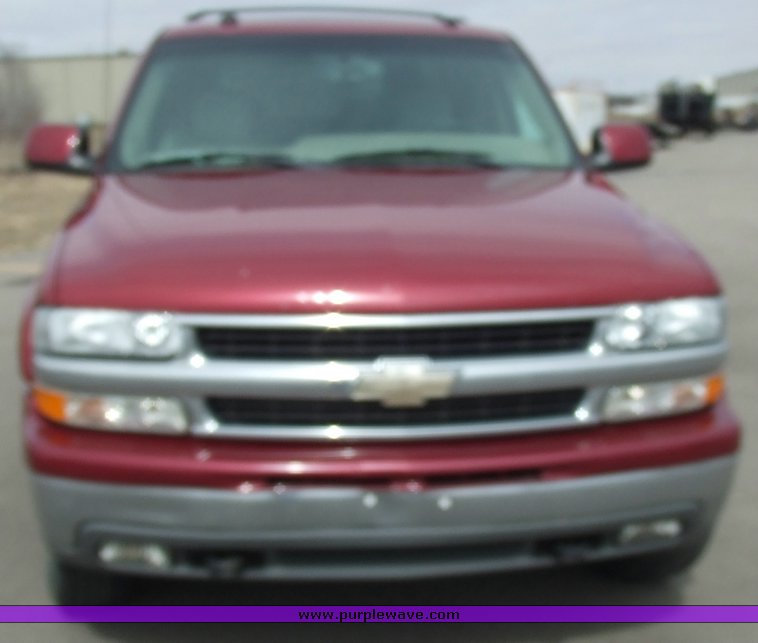 image for item 6665 2004 Chevrolet K2500 Suburban
