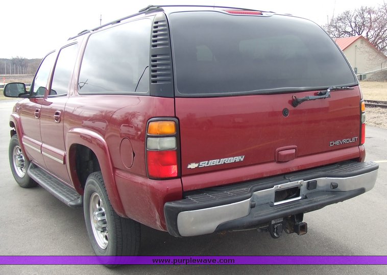 image for item 6665 2004 Chevrolet K2500 Suburban