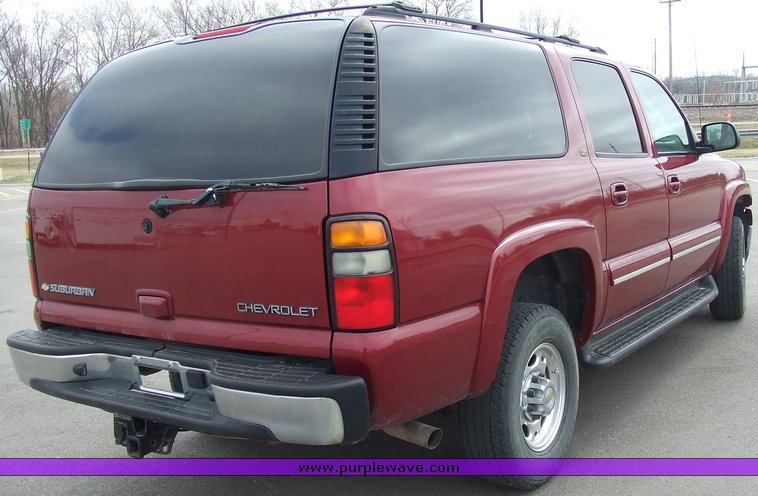image for item 6665 2004 Chevrolet K2500 Suburban