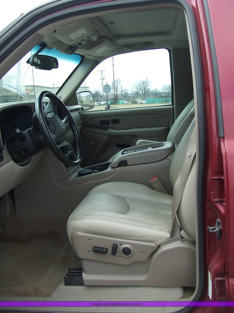 image for item 6665 2004 Chevrolet K2500 Suburban