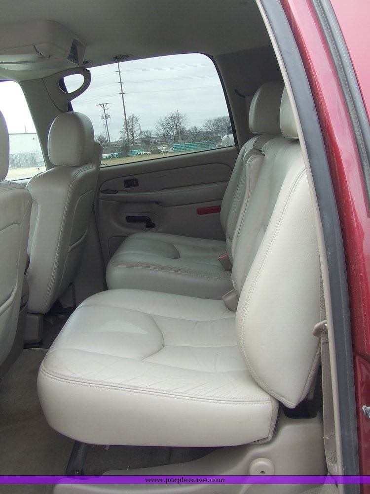 image for item 6665 2004 Chevrolet K2500 Suburban