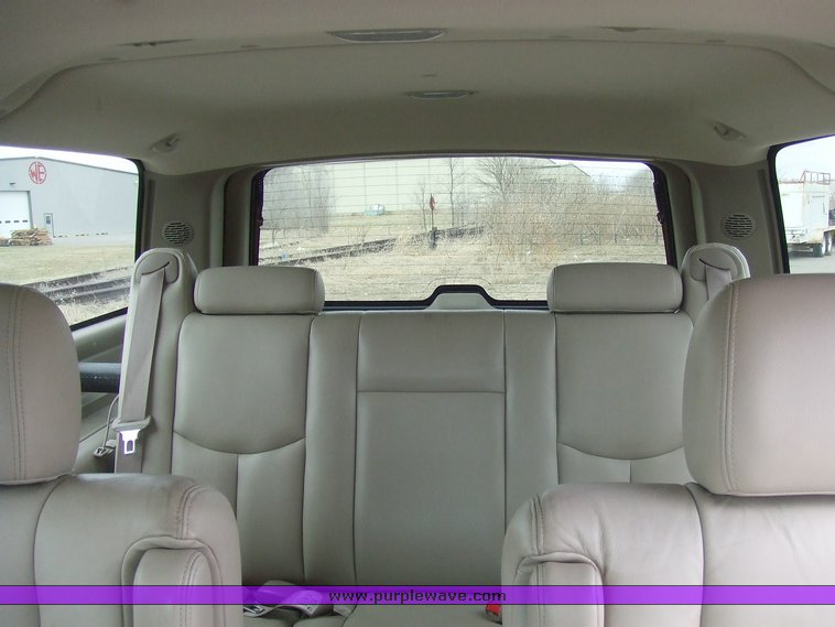 image for item 6665 2004 Chevrolet K2500 Suburban