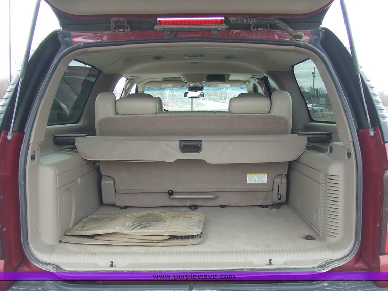 image for item 6665 2004 Chevrolet K2500 Suburban