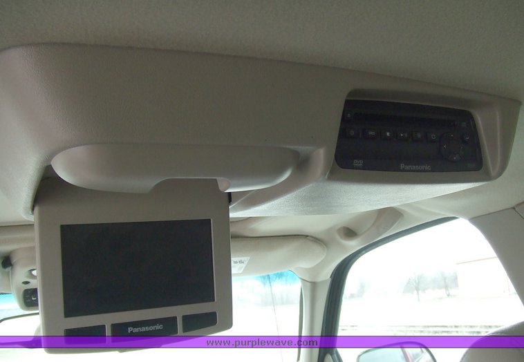 image for item 6665 2004 Chevrolet K2500 Suburban