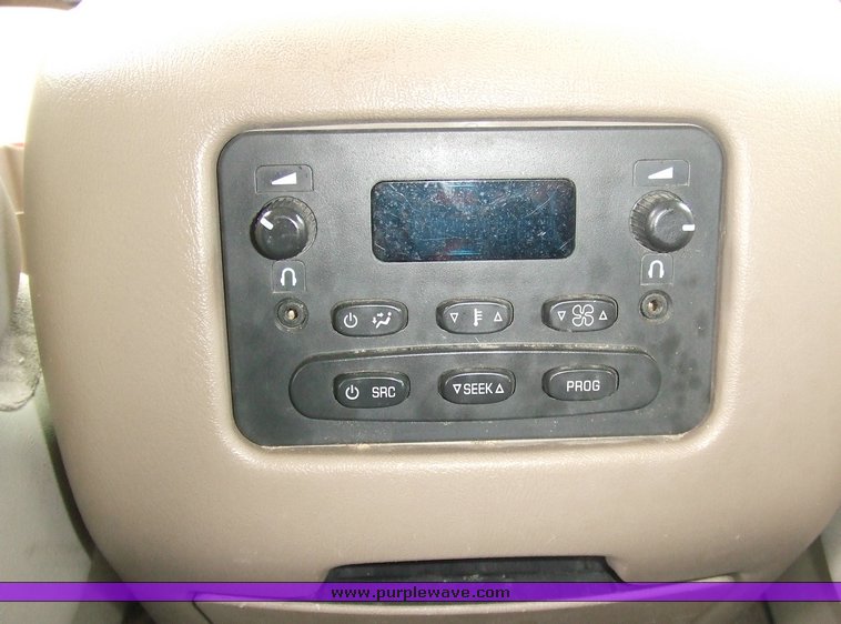 image for item 6665 2004 Chevrolet K2500 Suburban