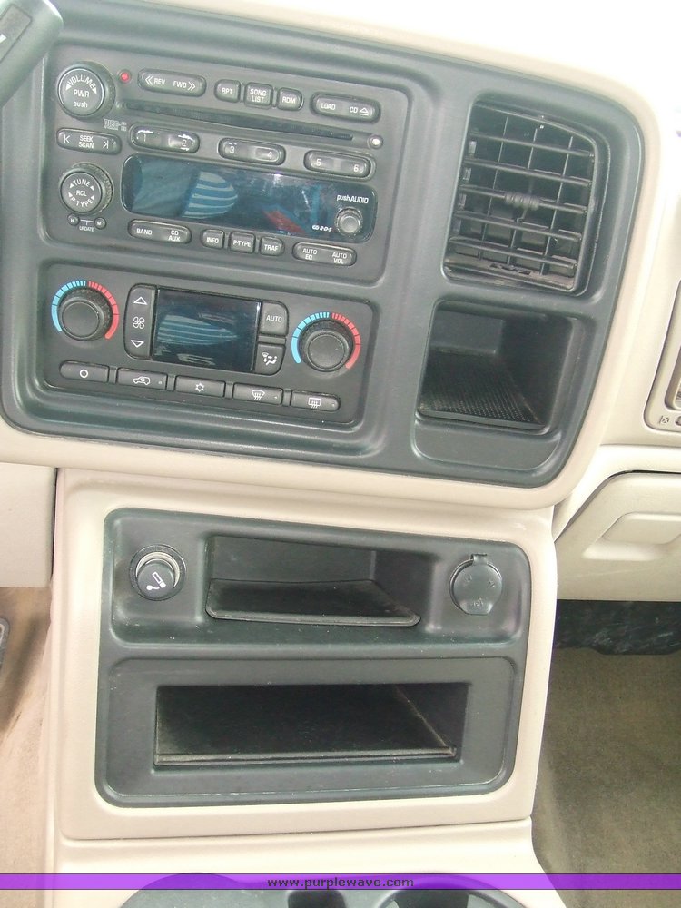 image for item 6665 2004 Chevrolet K2500 Suburban