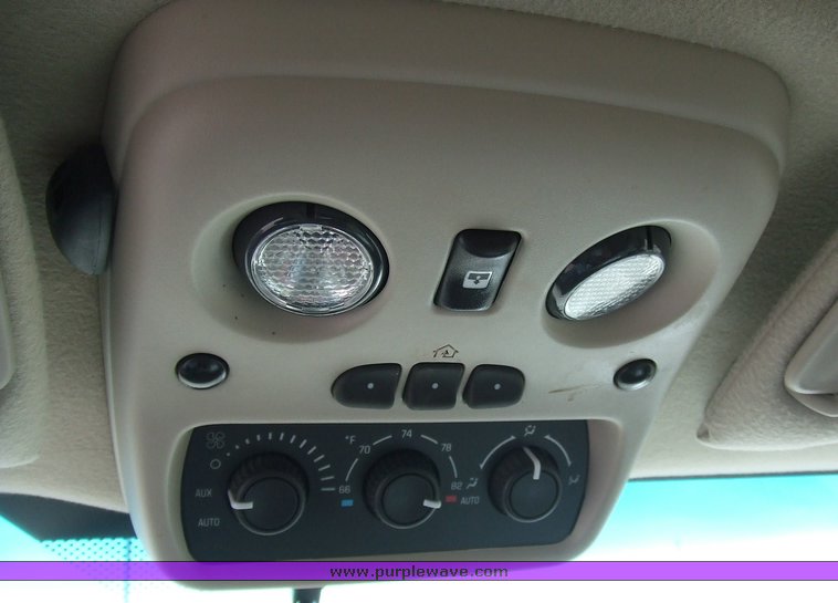 image for item 6665 2004 Chevrolet K2500 Suburban