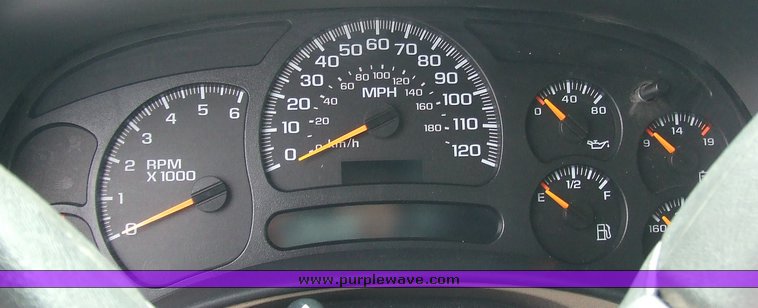 image for item 6665 2004 Chevrolet K2500 Suburban