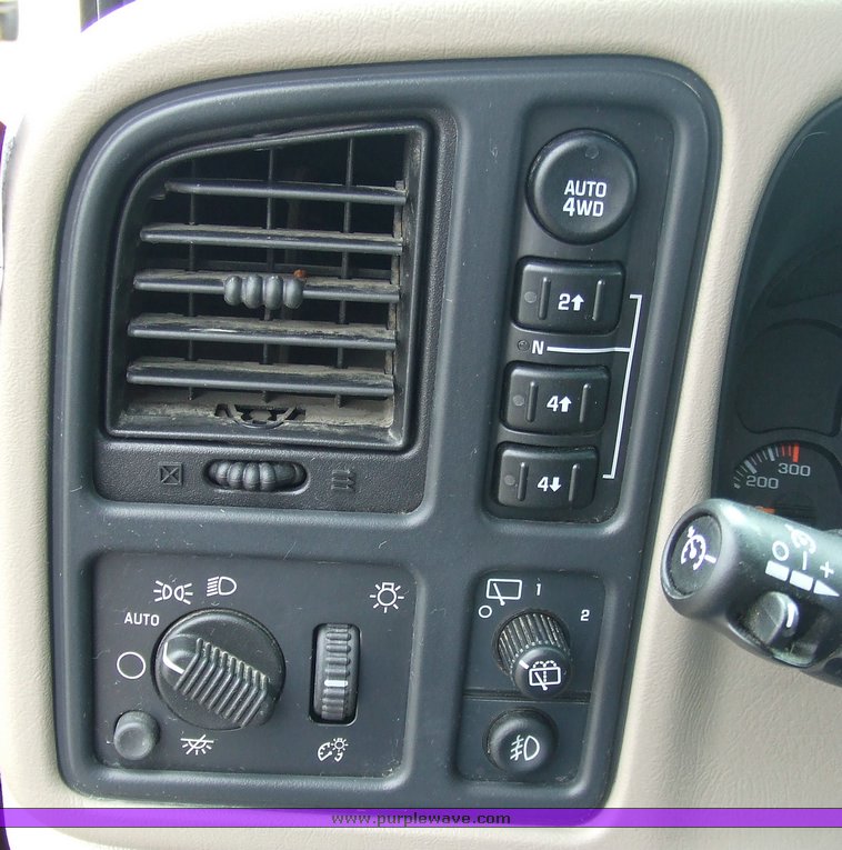 image for item 6665 2004 Chevrolet K2500 Suburban