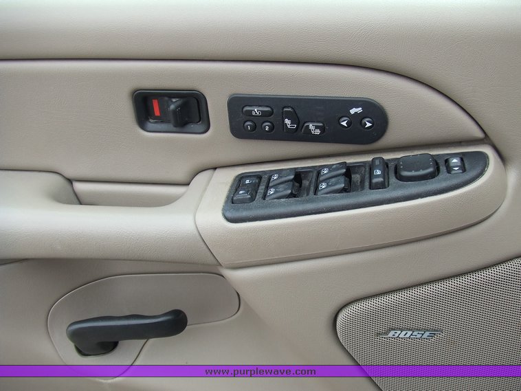 image for item 6665 2004 Chevrolet K2500 Suburban