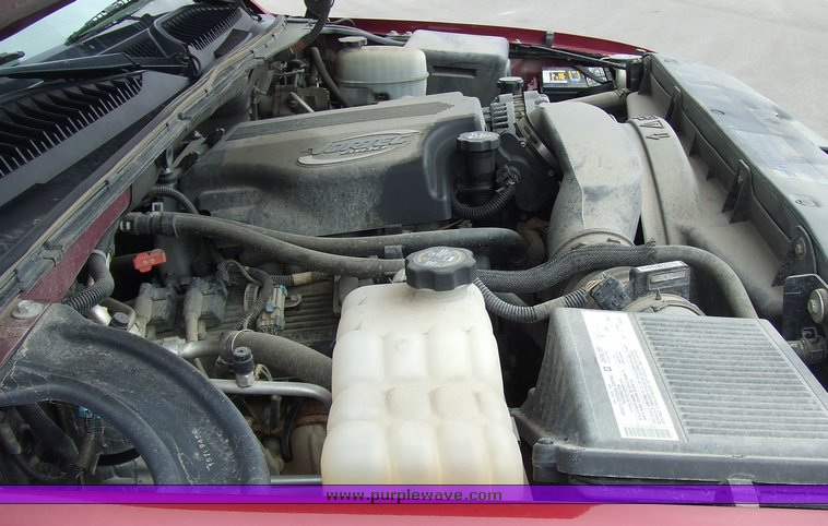 image for item 6665 2004 Chevrolet K2500 Suburban