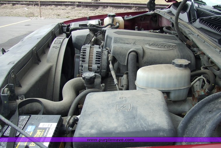 image for item 6665 2004 Chevrolet K2500 Suburban