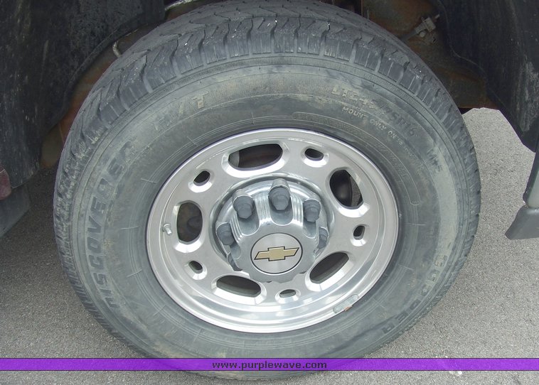 image for item 6665 2004 Chevrolet K2500 Suburban