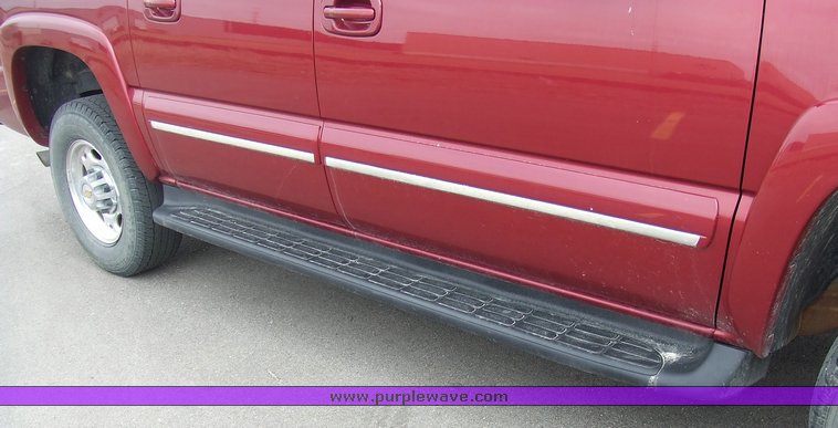 image for item 6665 2004 Chevrolet K2500 Suburban