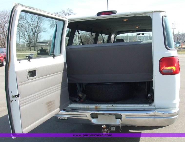 image for item 6680 1997 Dodge Ram Wagon B3500 15 passenger van