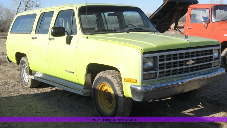 image for item 7879 1990 Chevrolet R2500 Suburban with replacement engine
