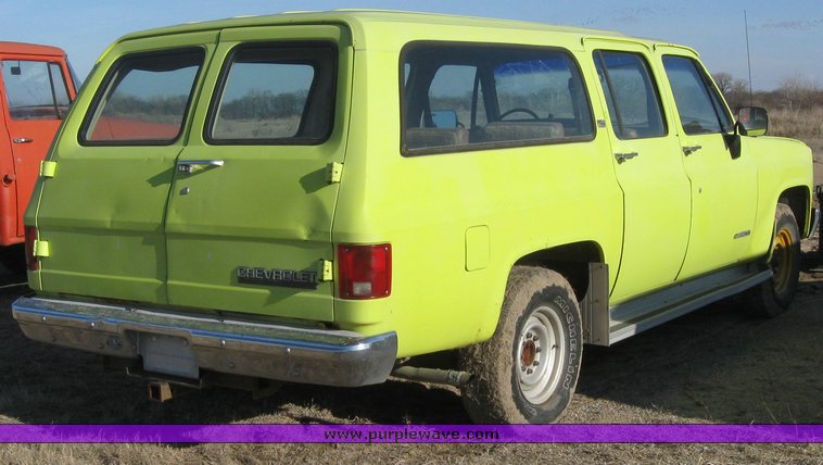 image for item 7879 1990 Chevrolet R2500 Suburban with replacement engine