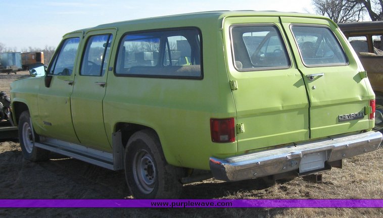 image for item 7879 1990 Chevrolet R2500 Suburban with replacement engine