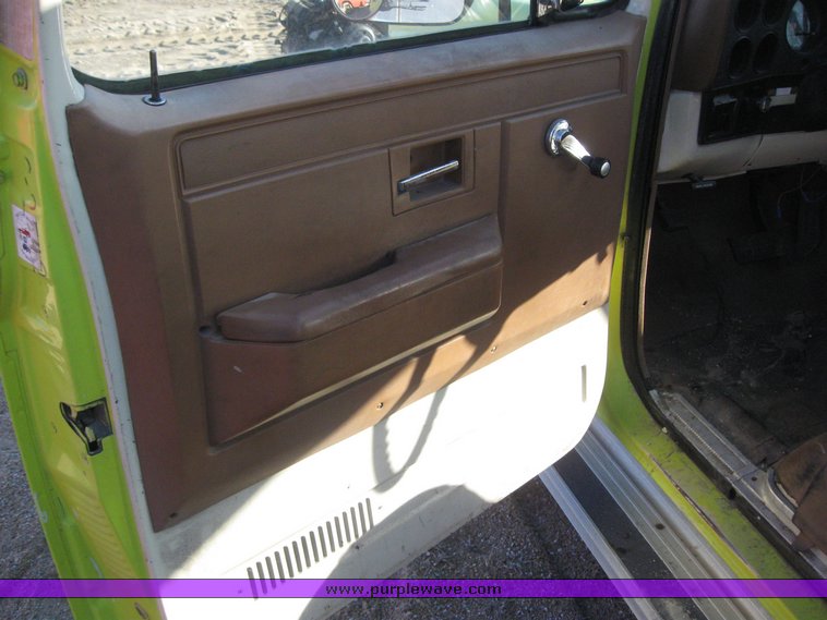 image for item 7879 1990 Chevrolet R2500 Suburban with replacement engine