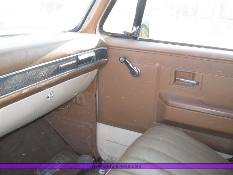 image for item 7879 1990 Chevrolet R2500 Suburban with replacement engine