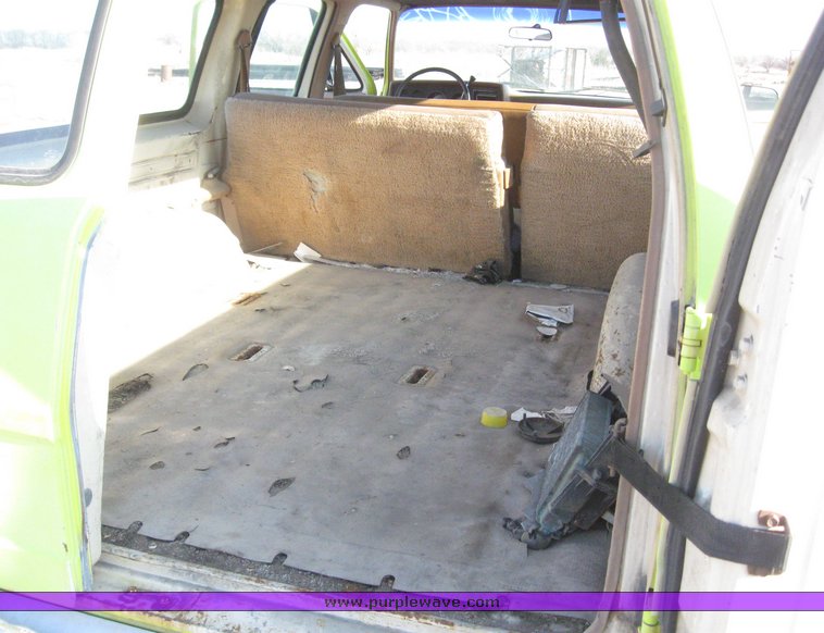 image for item 7879 1990 Chevrolet R2500 Suburban with replacement engine