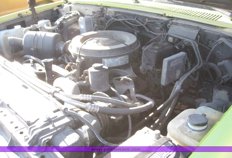 image for item 7879 1990 Chevrolet R2500 Suburban with replacement engine