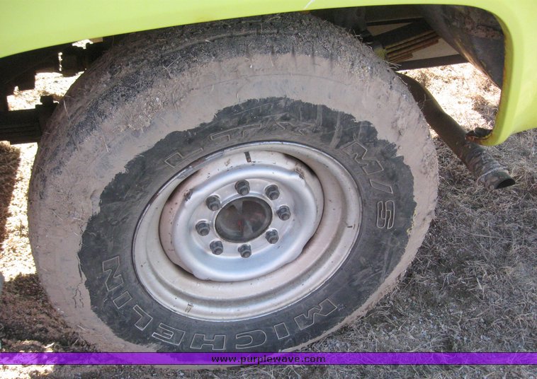 image for item 7879 1990 Chevrolet R2500 Suburban with replacement engine