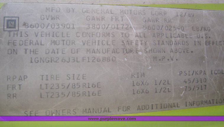 image for item 7879 1990 Chevrolet R2500 Suburban with replacement engine