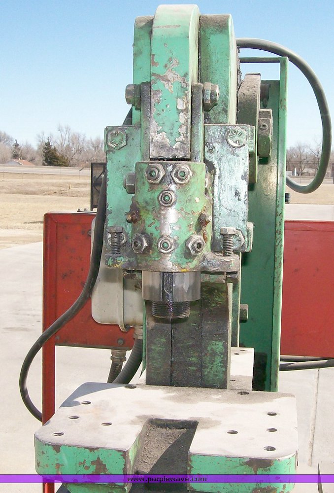 image for item 1111 Uni Hydro Ironworker